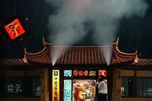 《玻璃工厂》高温炉前工人侧影封面，橙红炉光映在防护面罩上