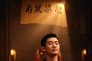 《长夜列车》深夜车厢内景剧照，顶灯昏黄，座椅间人影交错