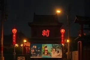 《午夜便利店》收银台前两人对话封面，冷柜蓝光铺满货架