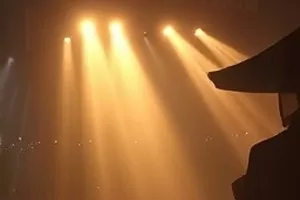 《第七夜灯塔》礁石与灯塔光束封面，海面被光带切成两半