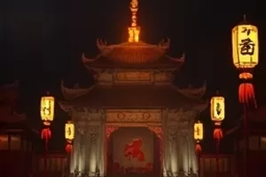 《季风来临前》海边小镇雨季街道封面，屋檐滴水连成细线
